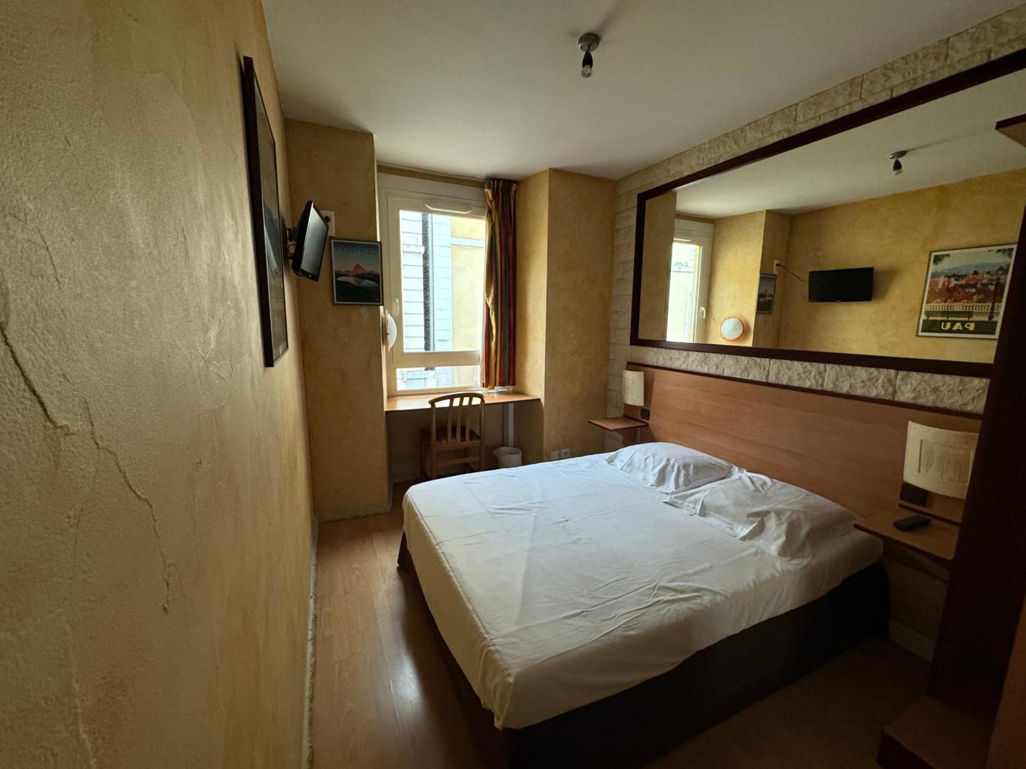 Hotel Bosquet Pau Centre - Self Check In Budget Hotel Exterior photo